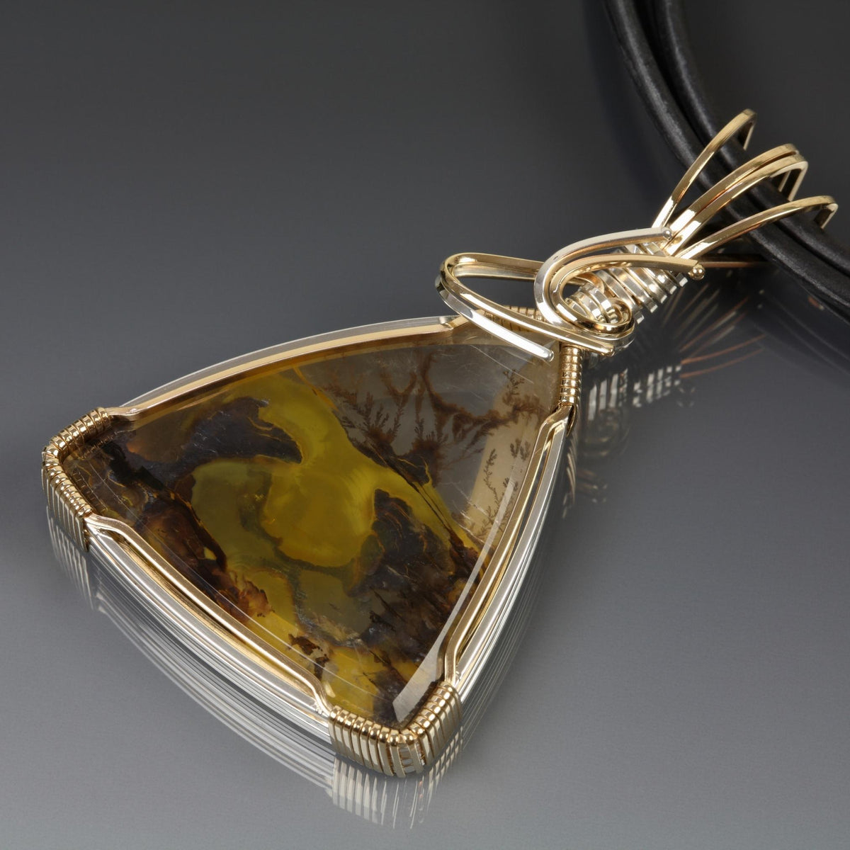 (PEN0077) Natural Yellow MOP 18K Yellow Gold Pendant Only