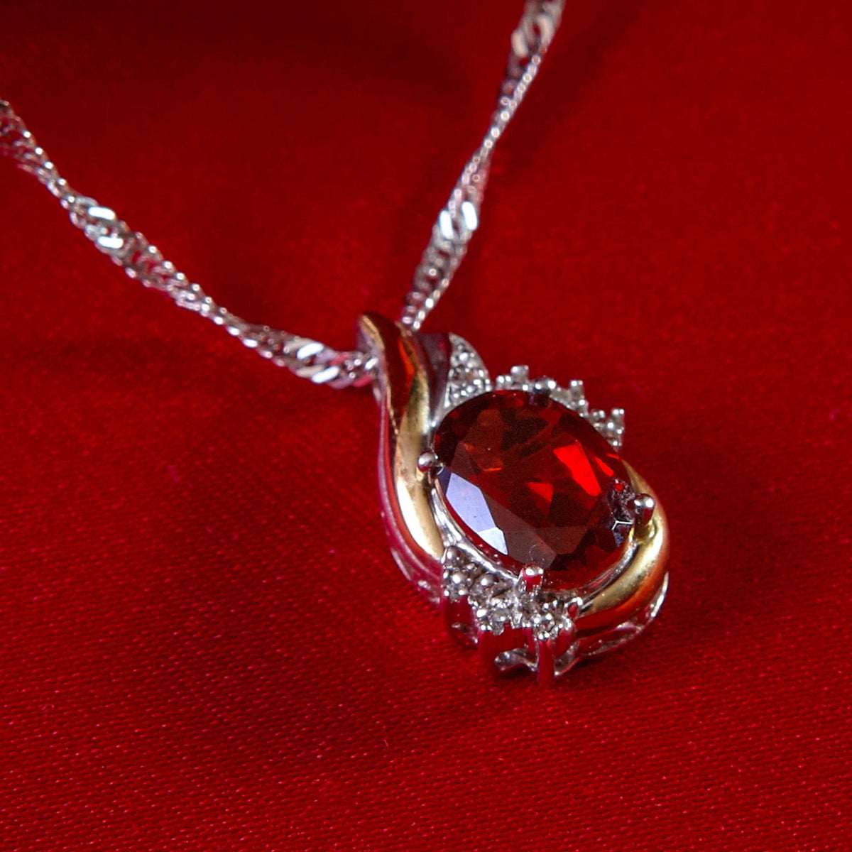 (PEN0078) Red Garnet 18K White Gold Pendant Only