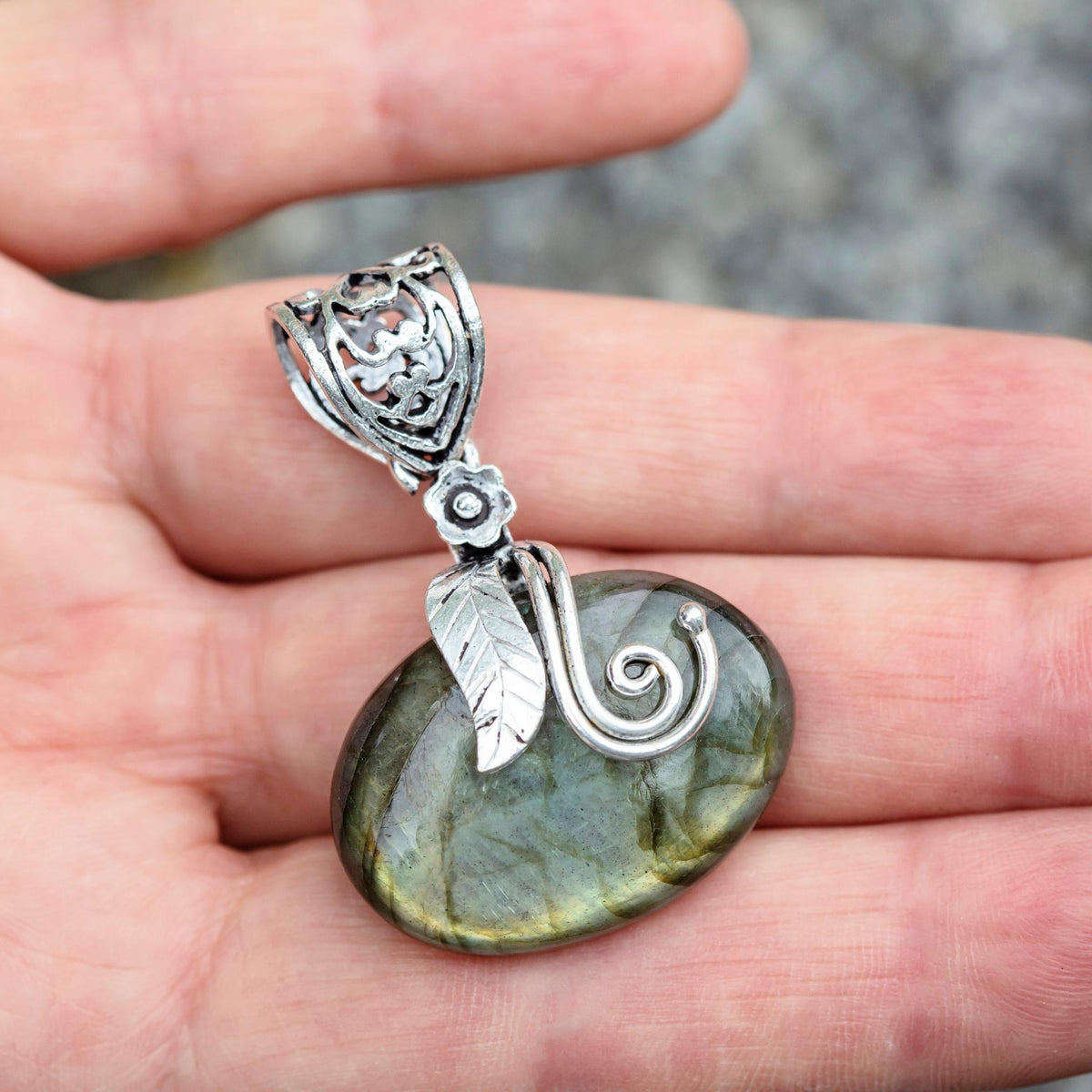 (PEN0084) Green Stone Silver (Quality 925) Pendant Oval Shape
