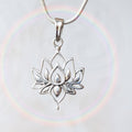 (PEN0102) 18K White Gold Flower Shape Pendant