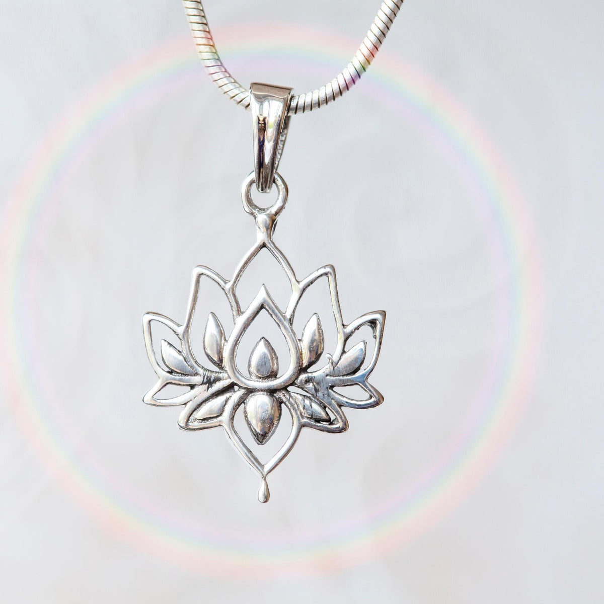 (PEN0102) 18K White Gold Flower Shape Pendant