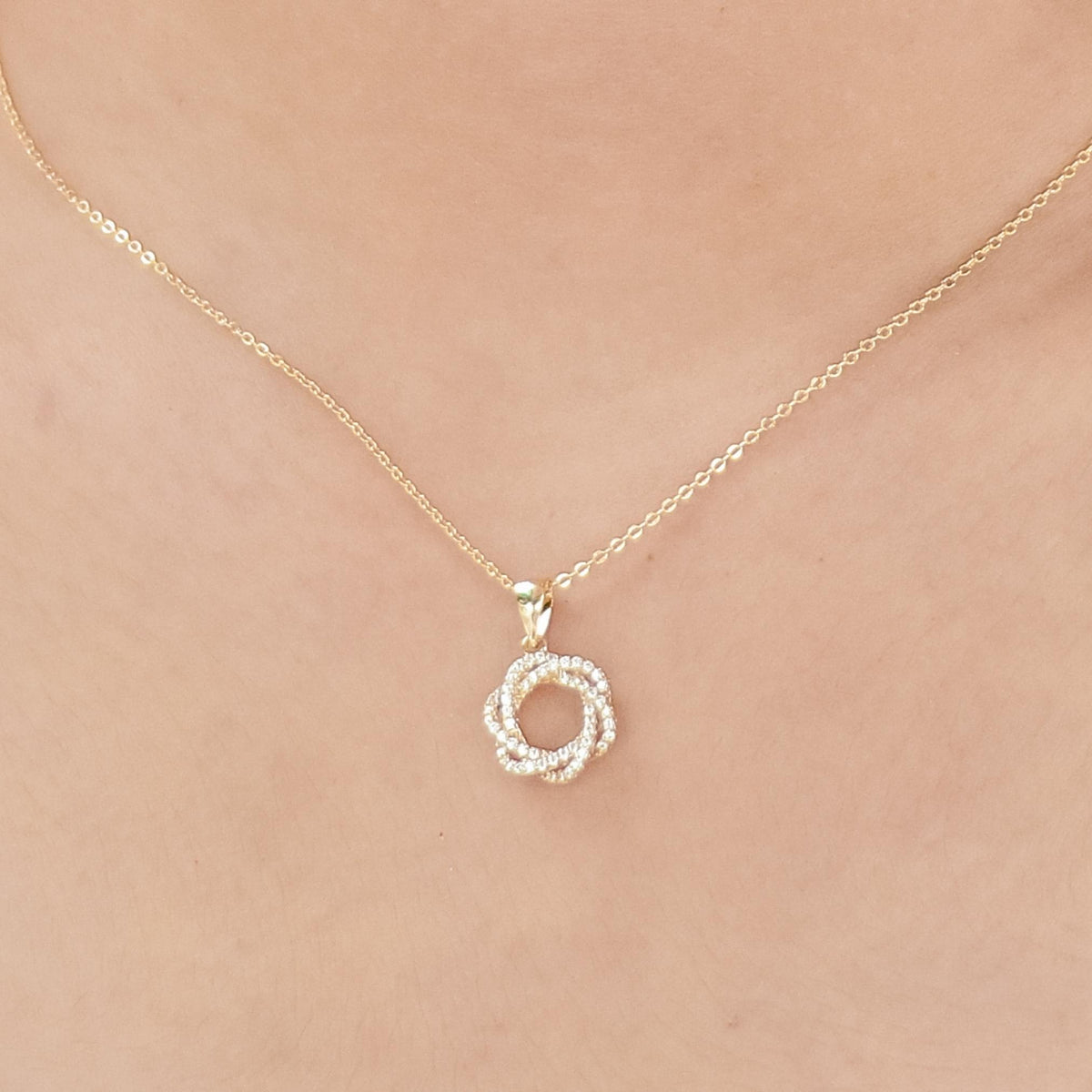 18K Yellow Gold Round Flower Shaped Pendants (PEN0126)