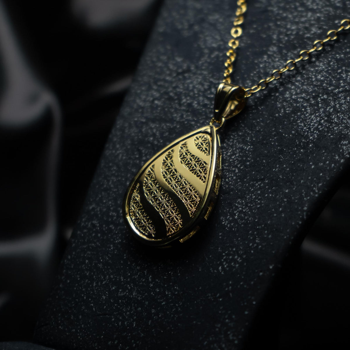 (PEN0074) 18K Yellow Gold Atractive Pendant Only