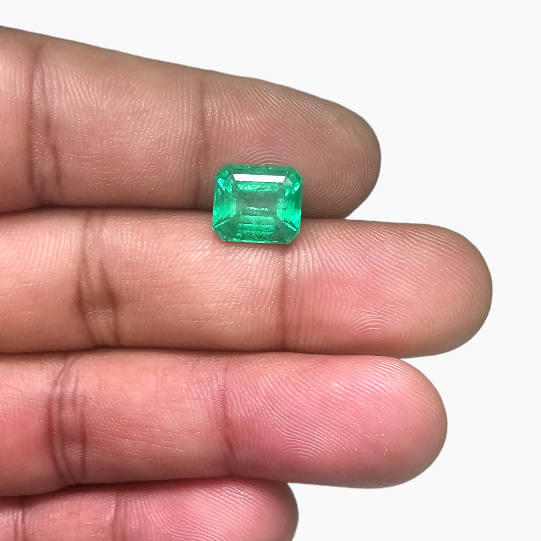 Natural Brazilian Emerald Stone 3.91 Carats Emerald Cut ( 9.67x8.54x6.36 mm )