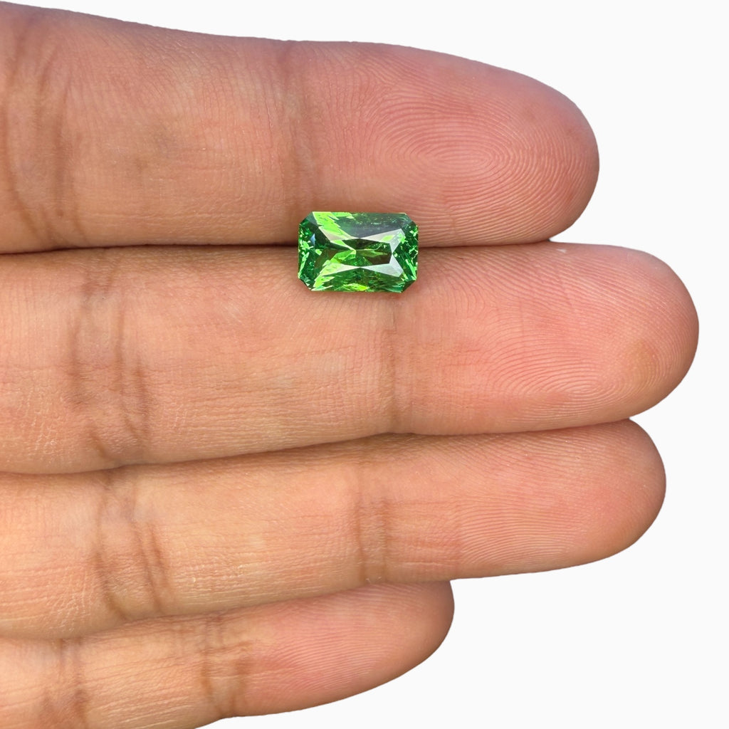 Natural Tsavorite Radiant Cut 2.53 Carats 9.38 x 6.27 x 4.58 mm Certified IDL