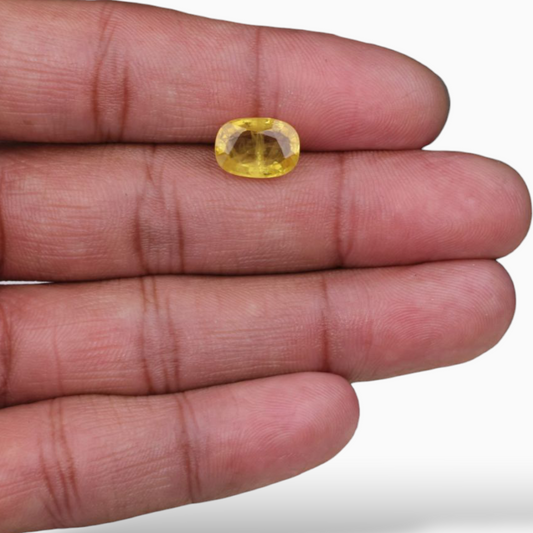Oval Shape in Yellow Sapphire Gemstone 5.12 Carats & 11.7x8.3mm Size