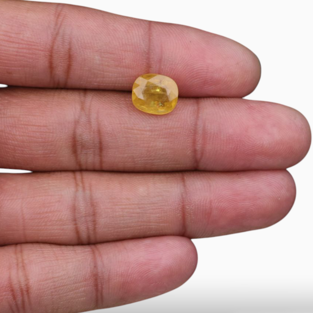 Oval Shape in Yellow Sapphire Gemstone 5.63 Carats & 10.6x9.2mm Size