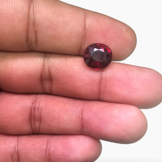 for sale Natural Almandine Garnet  Stone 5.36 Carats Oval Shape  ( 10x9 mm )