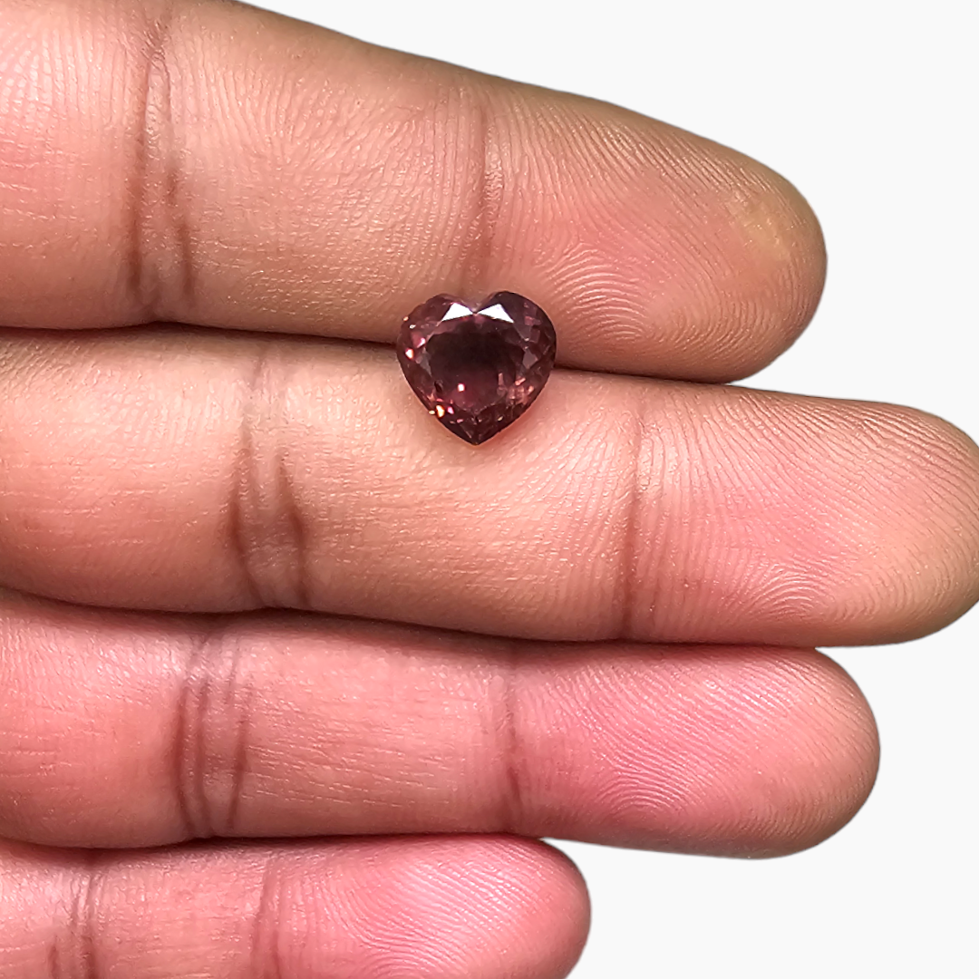 Natural Rubellite Tourmaline in Heart Shape with 2.9 Carats for Sale