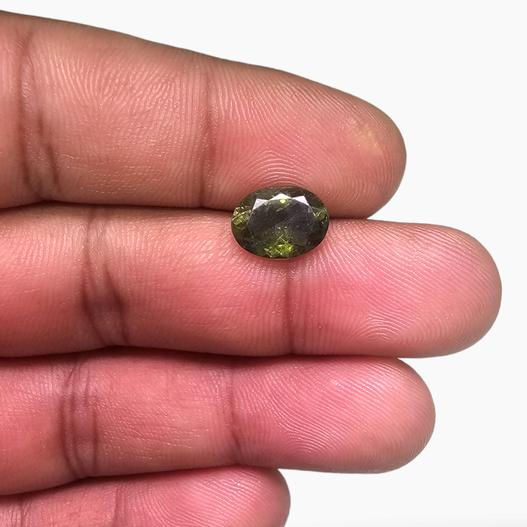 Natural Green Tourmaline Stone From Africa in 2.57 Carats for Sale