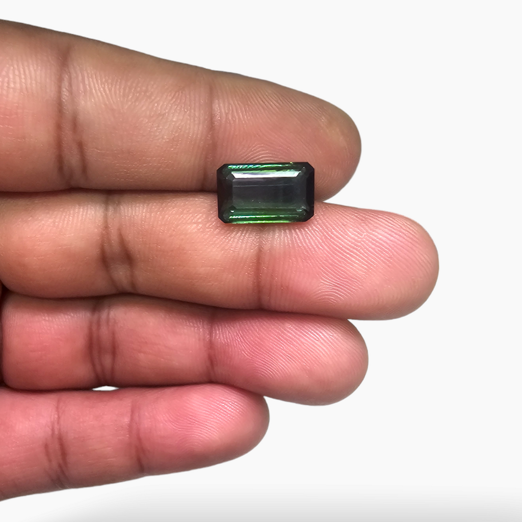 Natural Green Tourmaline in Emerald Cut with 5.25 Carats for Sale