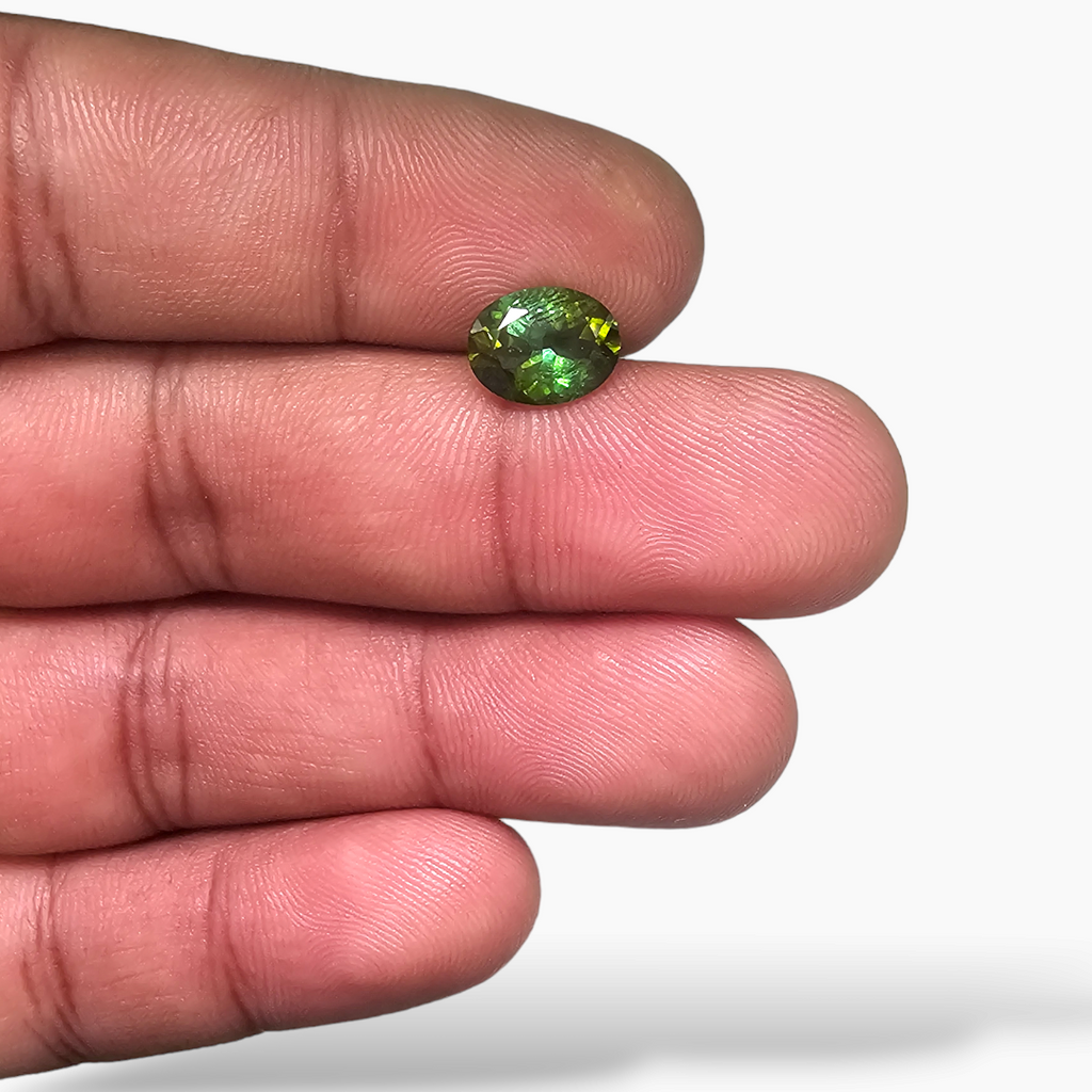 Natural Green Tourmaline in Oval Shape with 1.93 Carats for Sale