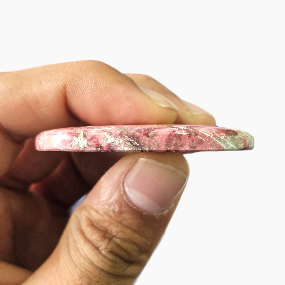 Natural Thulite Gemstone 85.37 Carats in Oval Shape for Sale