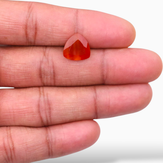 Natural Agate Aqeeq Stone 4.64 Carats Trilliant Cut Shape ( 12 mm )