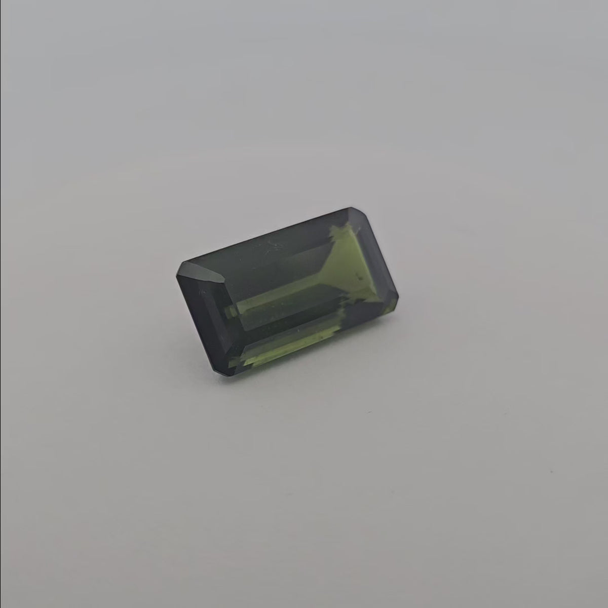 loose Natural Green Tourmaline Stone 23.22 Carats Emerald Cut (21.3 x 13.3   mm)